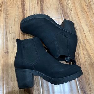 Chunky Chelsea Boots (fits women’s 7)